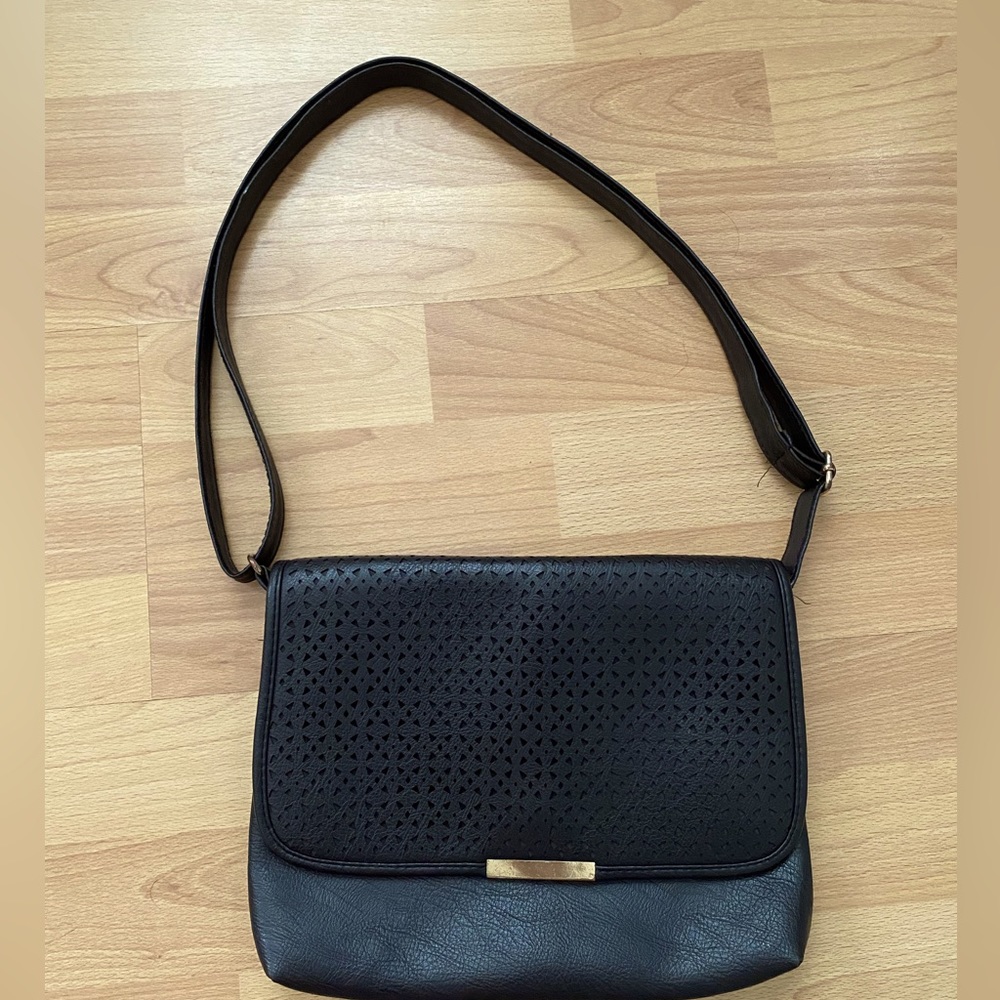 Black Shoulder Bag.